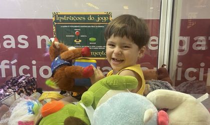 Criança fica presa em máquina caça-brinquedo em shopping do Rio de Janeiro