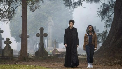 Tom Sturridge como o Senhor dos Sonhos e Kyo Ra como Rose Walker em "Sandman"