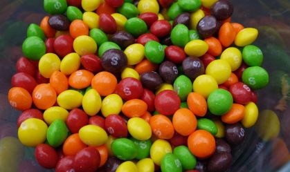 Corante do Skitlles: Califórnia proíbe 4 aditivos alimentares potencialmente nocivos