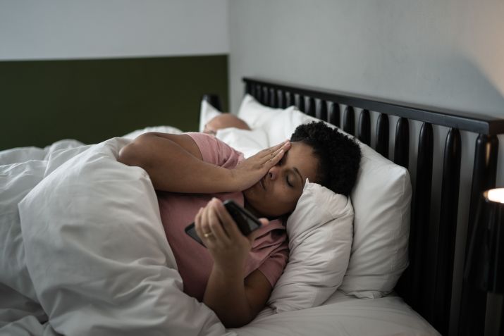 O "jet lag social" pode explicar a necessidade de dormirmos mais no inverno/ Foto: FG Trade/Getty Images