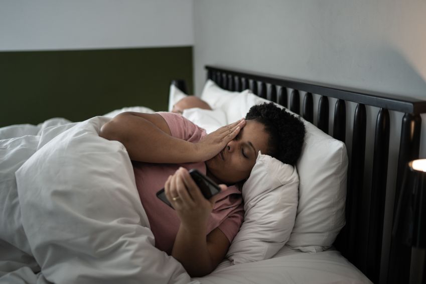 O "jet lag social" pode explicar a necessidade de dormirmos mais no inverno/ Foto: FG Trade/Getty Images