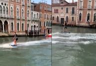 Turistas são multados por surfar nos canais de Veneza
