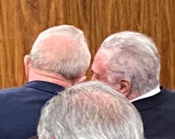 Luiz Inácio Lula da Silva (PT) conversa com Michel Temer (MDB) durante posse do ministro Alexandre de Moraes no TSE