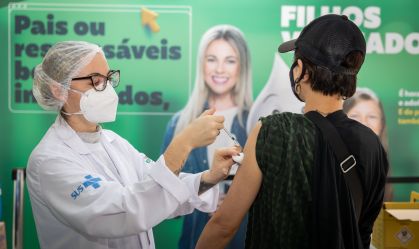 Precisamos de campanhas de incentivo à vacinação contra a Covid, diz professora