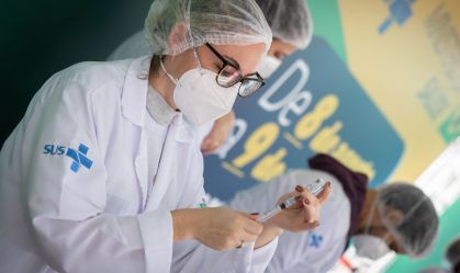 Com alta de casos, municípios do RJ aplicam terceira dose de reforço contra a Covid