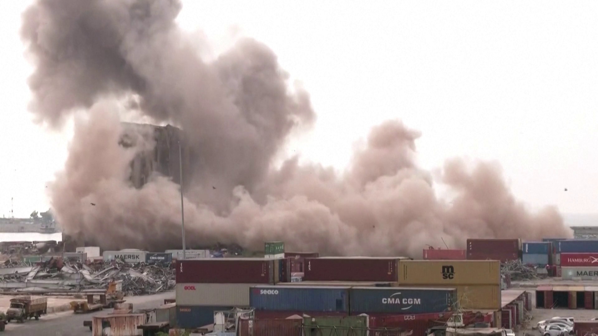 Silos de grãos desabam no porto de Beirute em aniversário de 2 anos da explosão / Reuters