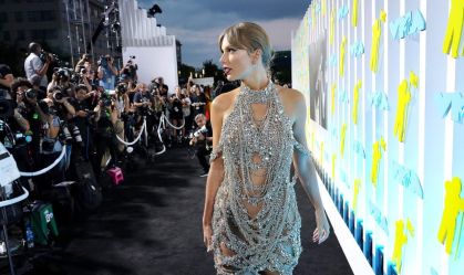 Taylor Swift usa vestido coberto de cristais no MTV Video Music Awards
