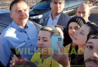 Bolsonaro é ofendido e tenta tomar celular de youtuber; após confusão, ambos conversaram