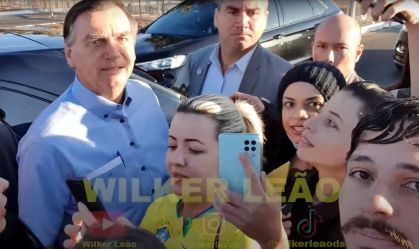 Bolsonaro é ofendido e tenta tomar celular de youtuber; após confusão, ambos conversaram