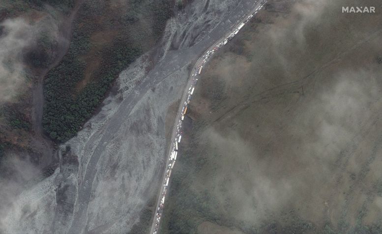 Uma imagem de satélite mostra filas de tráfego de aproximadamente 16 quilômetros ao norte da fronteira georgiana. Maxar Technologies