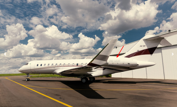 Imagem do mesmo avião no site da empresa Air Jet Táxi Aéreo LTDA. / Projeto Comprova