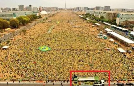 | Foto 1, que o post investigado diz ser de 2021 – Primeira foto do post atribuída a 2021 em que é possível ver o caminhão com o banner comemorativo de 200 anos da Independência, além de estrutura para desfile [à direita]