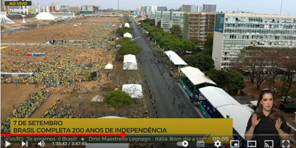 | Painel nos ministérios [à direita] e estrutura para desfile podem ser vistos também em vídeo da transmissão ao vivo do 7 de Setembro de 2022 pela TV Brasil