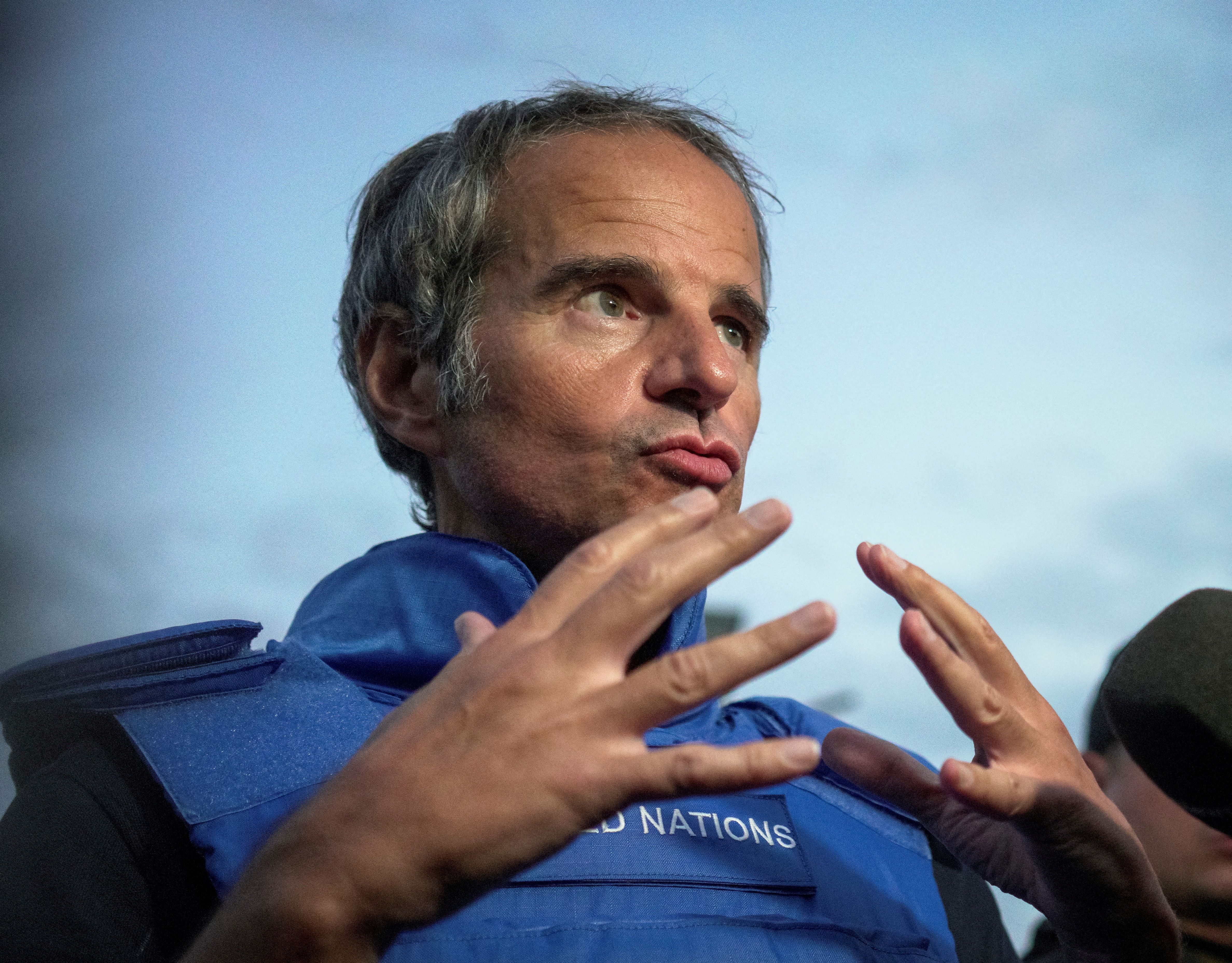 O diretor-geral da AIEA, Rafael Grossi, fala com jornalistas na região de Zaporizhzhia.