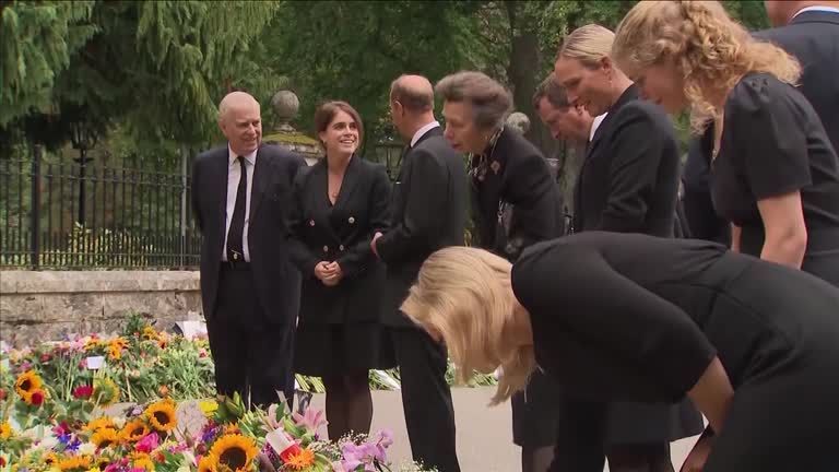 Membros da família real participaram de culto em cerimônia privada perto do Castelo de Balmoral, retornaram à propriedade real em caminhada, observaram as homenagens à rainha Elizabeth II e acenaram ao público. / Reuters