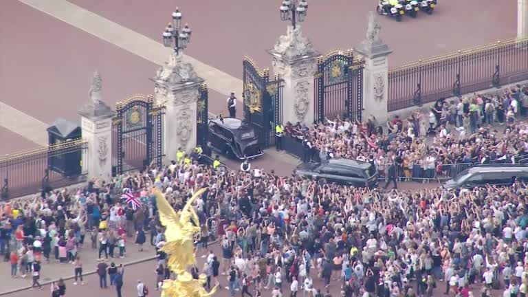 Multidão aguardava a chegada do rei Charles III no Palácio de Buckingham neste domingo (11). / Reuters