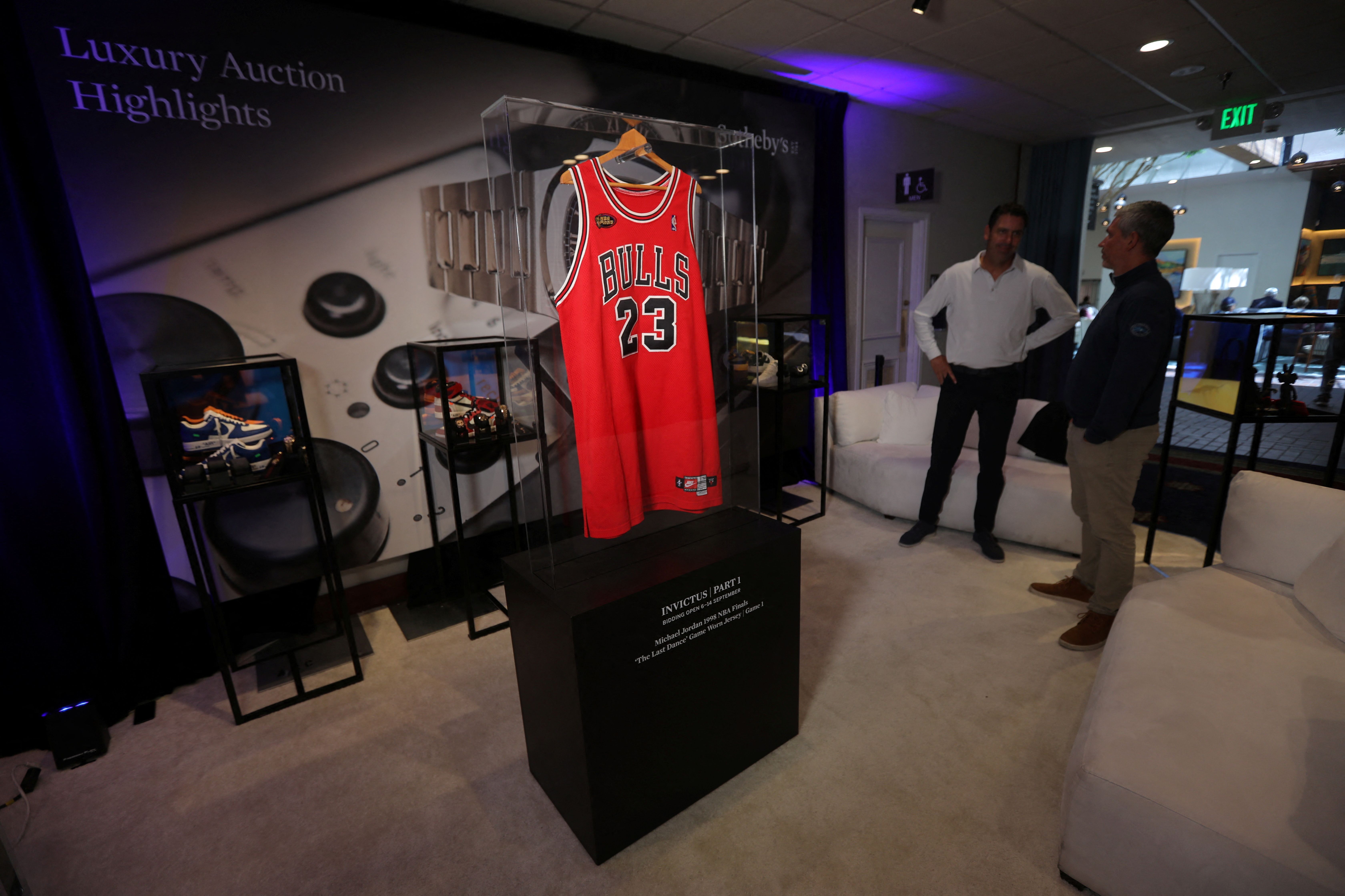 A camisa usada por Michael Jordan nas finais da NBA de 1998 é vista em exibição na Califórnia antes de leilão. REUTERS/Nathan Frandino/Arquivo