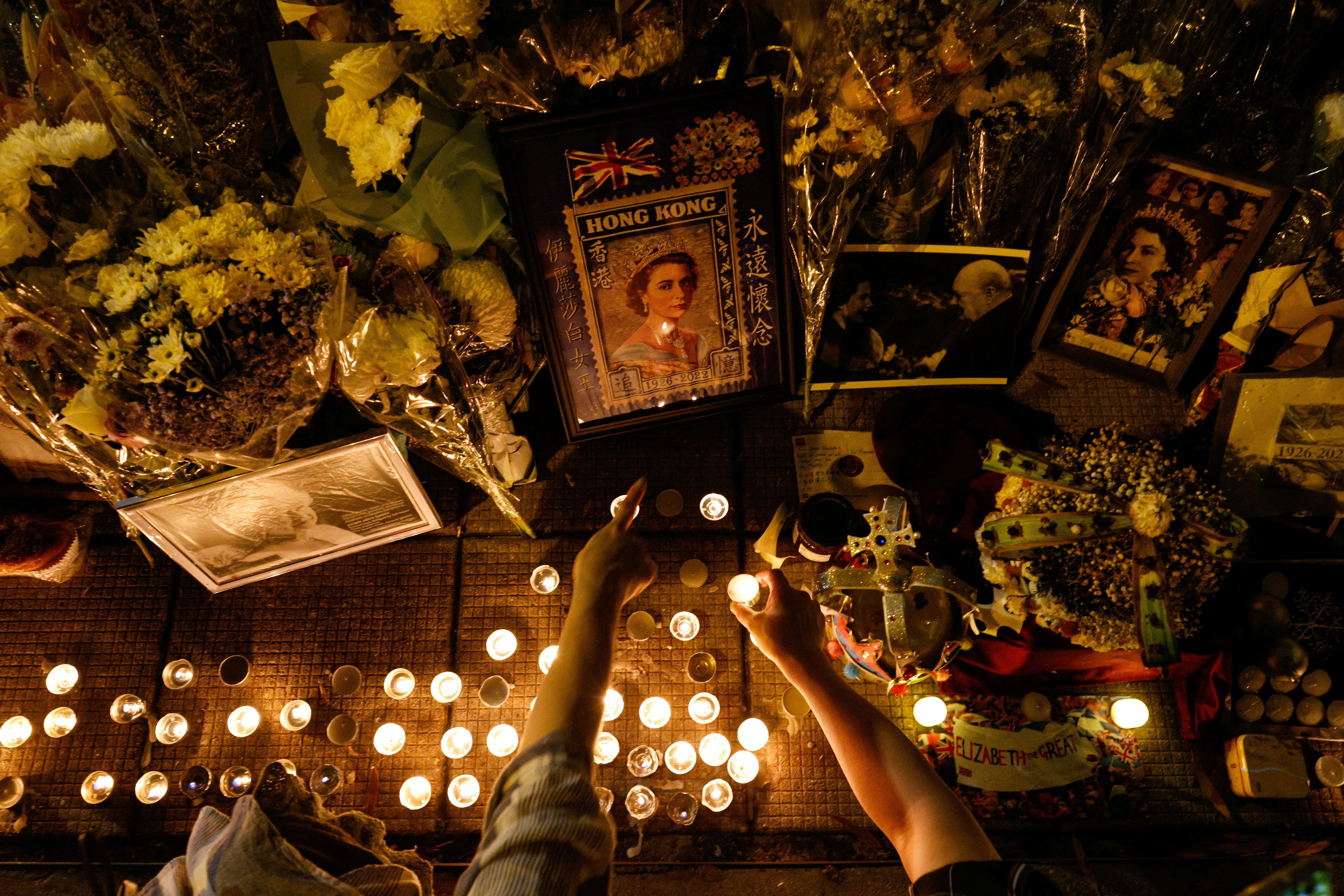 Pessoas deixam velas e homenagens à rainha Elizabeth 2ª na porta do Consulado-geral britânico em Hong Kong. REUTERS/Tyrone Siu
