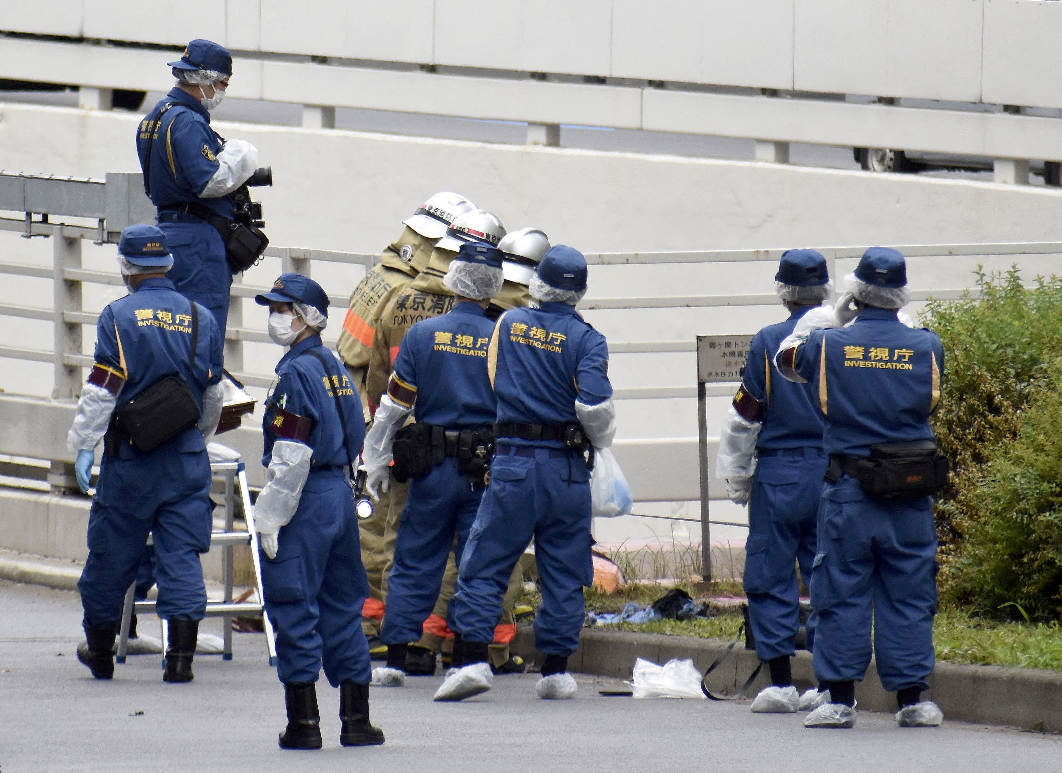 Polícia do Japão em local onde homem se incendiou em Tóquio