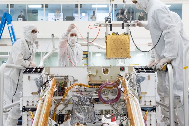 Membros do projeto Mars 2020 da Nasa instalam o Mars Oxygen In-Situ Resource Utilization Experiment (Moxie) no chassi do rover Perseverance / NASA/JPL-Caltech