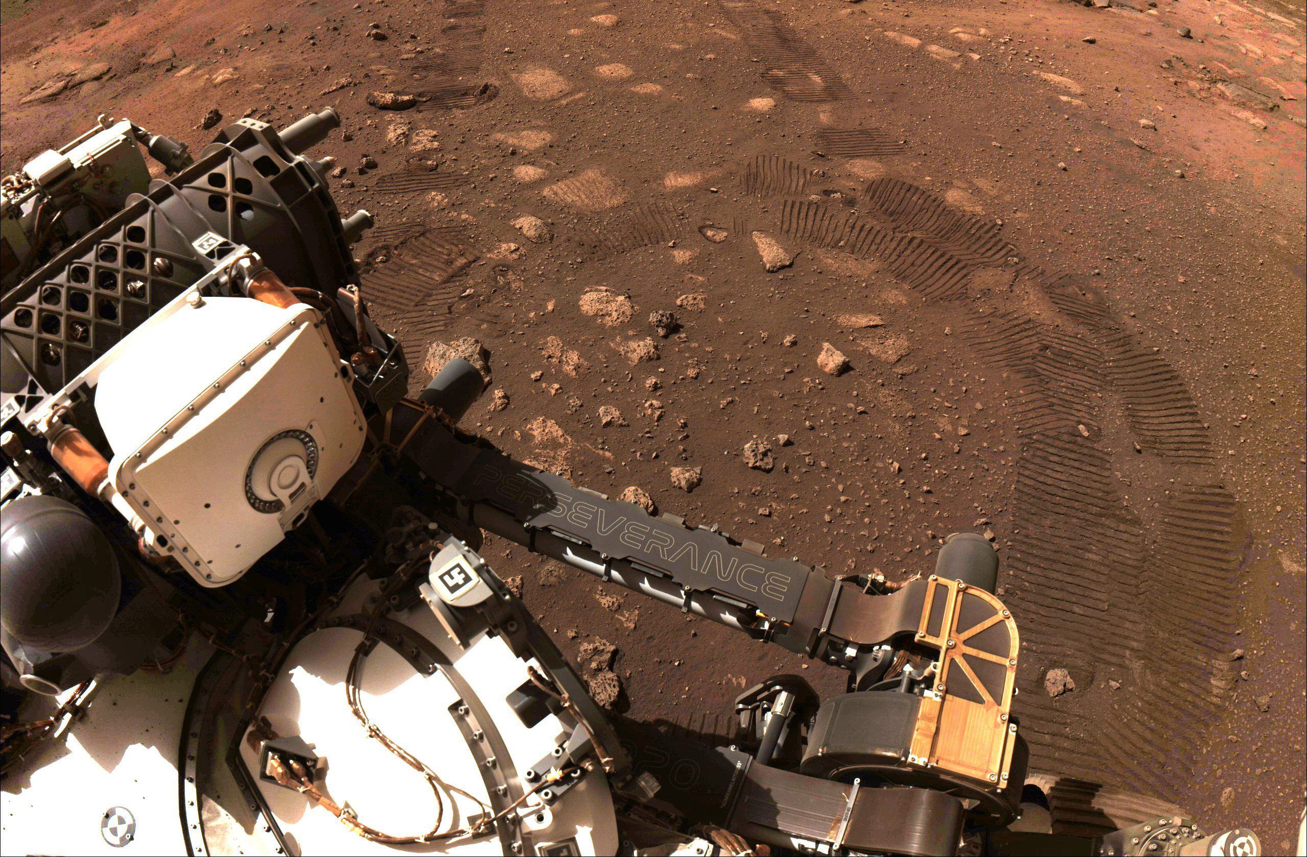 Imagem de destaque do post: Rover Perseverance produz tanto oxigênio em Marte quanto uma árvore pequena