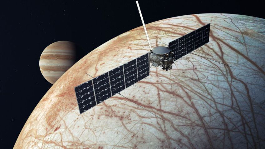 Esta ilustração mostra o Europa Clipper após sua chegada à lua gelada, com Júpiter ao fundo. / Nasa