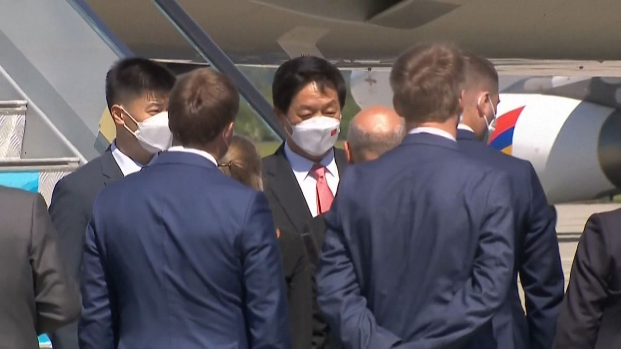 O principal legislador da China, Li Zhanshu, chega à cidade russa de Vladivostok para participar do sétimo Fórum Econômico do Leste, tornando-se a autoridade chinesa de mais alto escalão a viajar ao país desde a invasão da Ucrânia por Moscou. / Piscina/AFP
