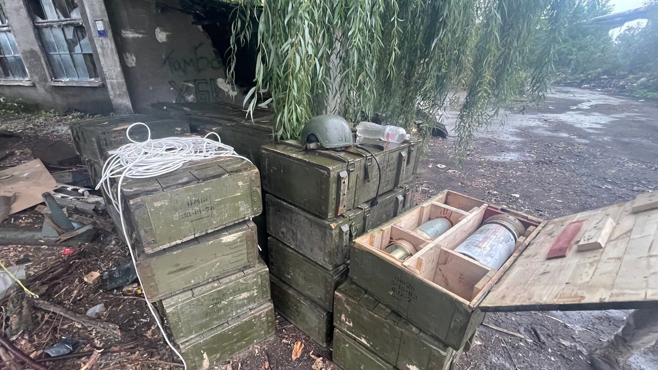 Pilhas de munição encontradas perto de um bunker que os russos usavam como centro de comando em Izium. Rebecca Wright/CNN
