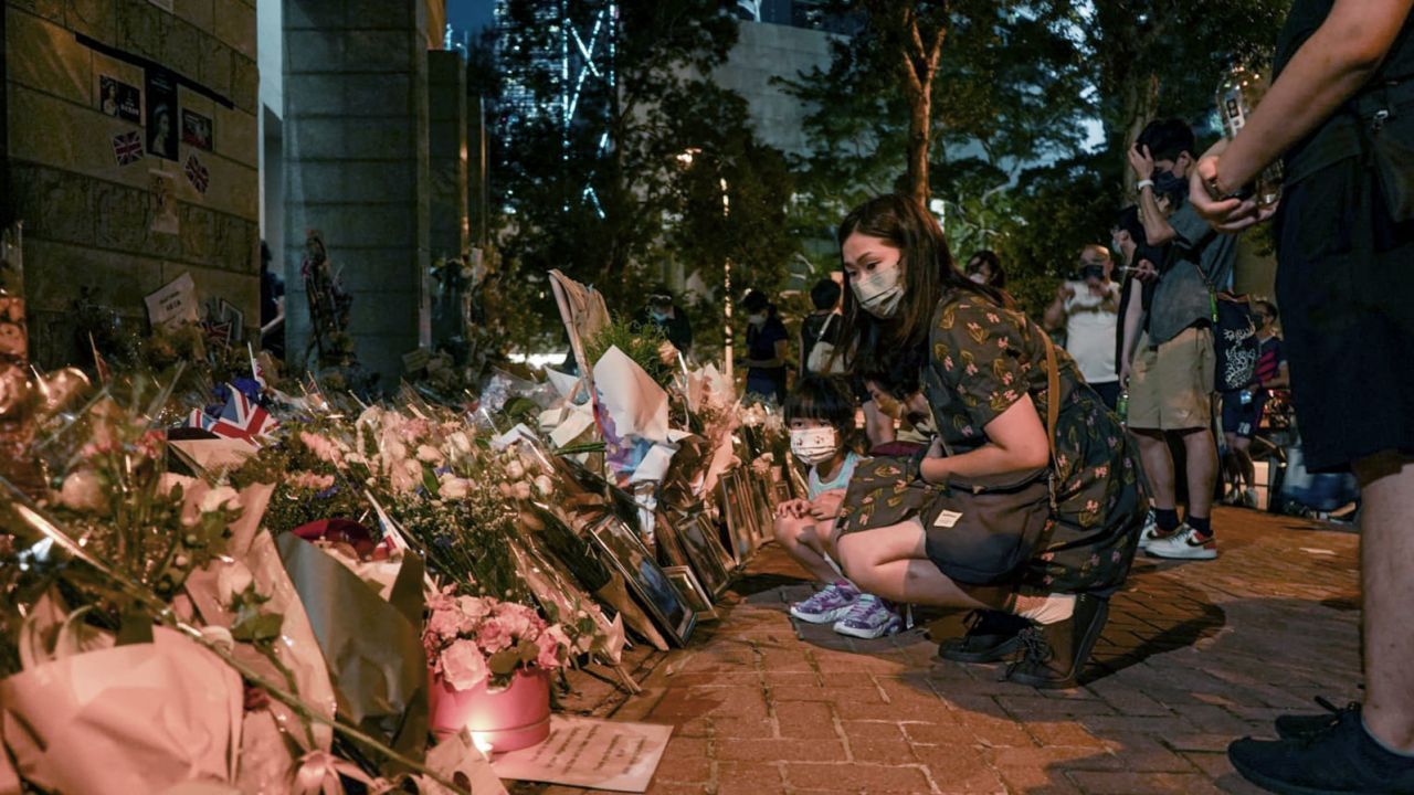 Mais de 2.500 pessoas fizeram fila para oferecer condolências à rainha Elizabeth II do lado de fora do consulado britânico em Hong Kong em 12 de setembro de 2022. / Jan Camenzind Broomby/CNN