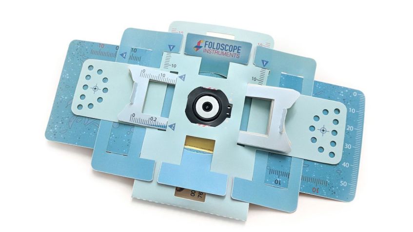 Um Foldscope, um poderoso microscópio feito de papel, é mostrado. / Associação Americana para o Avanço da Ciência