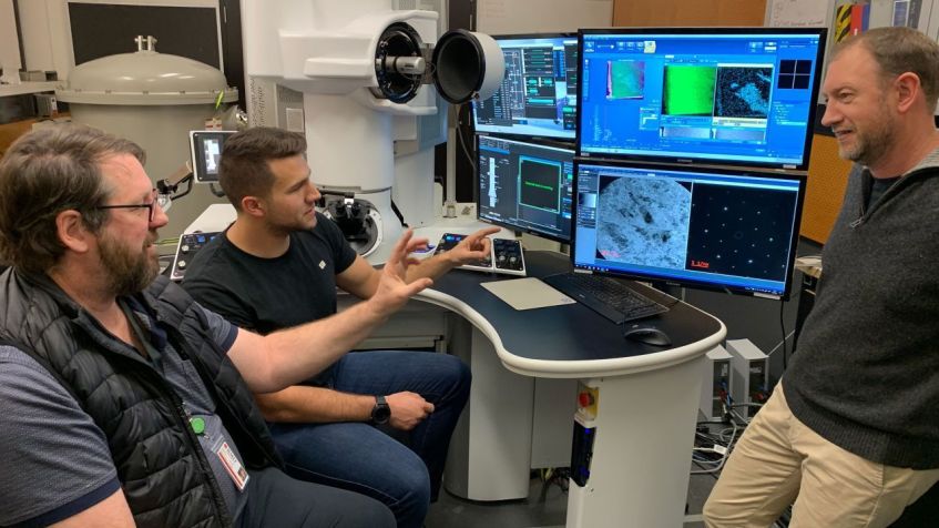 Dougal McCulloch (na esquerda), professor da RMIT University, com Salek e Tomkins no RMIT Microscopy and Microanalysis Facility na Austrália. McCulloch foi outro coautor do estudo. Universidade RMIT