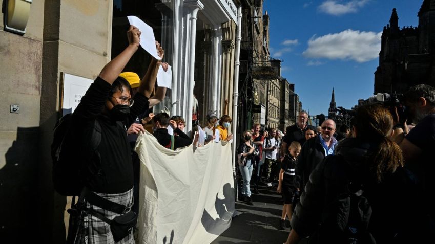 Manifestantes antimonarquia seguram cartazes em branco durante cerimônias reais em Edimburgo na terça-feira (13). Louisa Gouliamaki/AFP/Getty Images