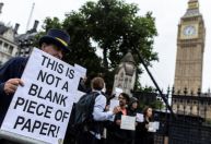 “Não é meu rei”: antimonarquistas enfrentam repressão policial no Reino Unido