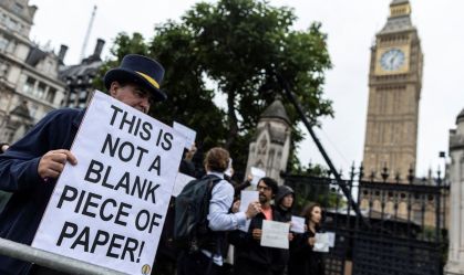 "Não é meu rei": antimonarquistas enfrentam repressão policial no Reino Unido