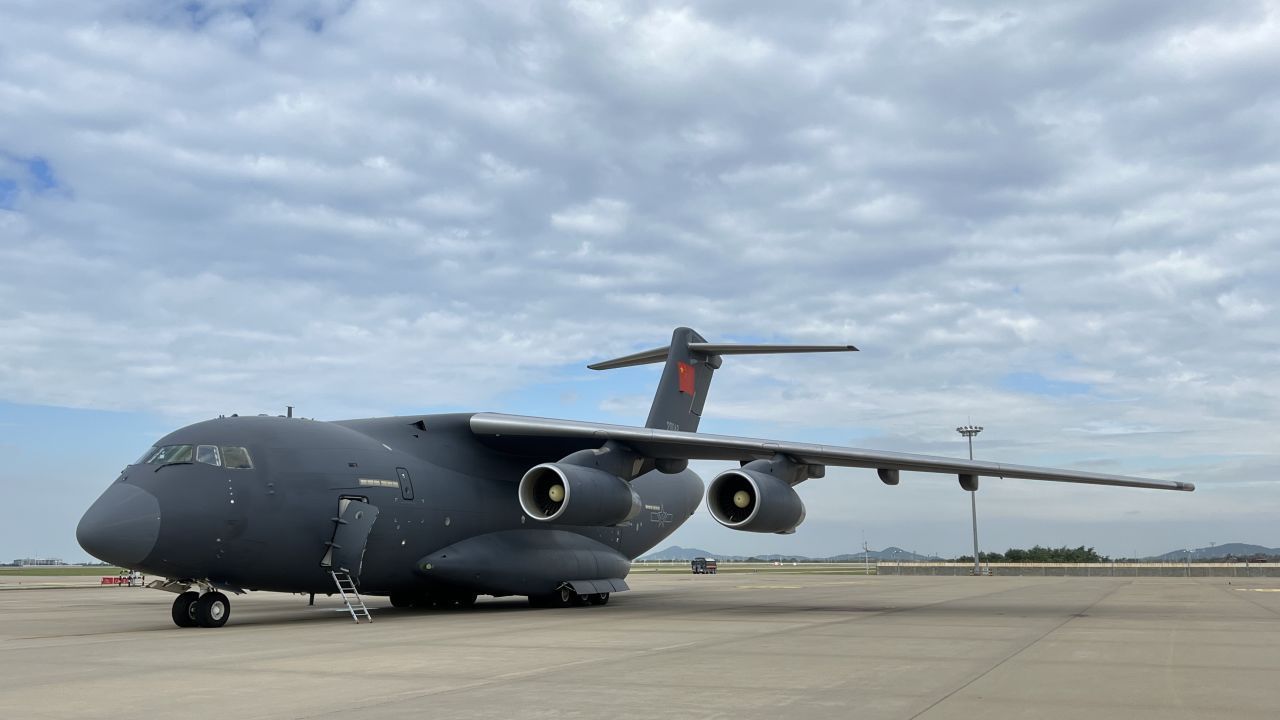 Um Y-20 da Força Aérea do Exército de Libertação Popular da China transporta táxis para a pista do Aeroporto Internacional de Incheon, na Coreia do Sul, na sexta-feira (16), com os restos mortais de 88 soldados chineses caídos da Guerra da Coreia a bordo. / Gawon Bae/CNN