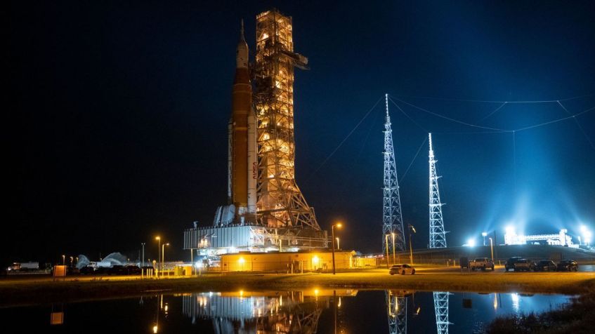 Pilha de foguetes, que inclui o foguete do Sistema de Lançamento Espacial e a espaçonave Orion, começou a ser guardada segunda-feira (26 / Joel Kowsky/NASA