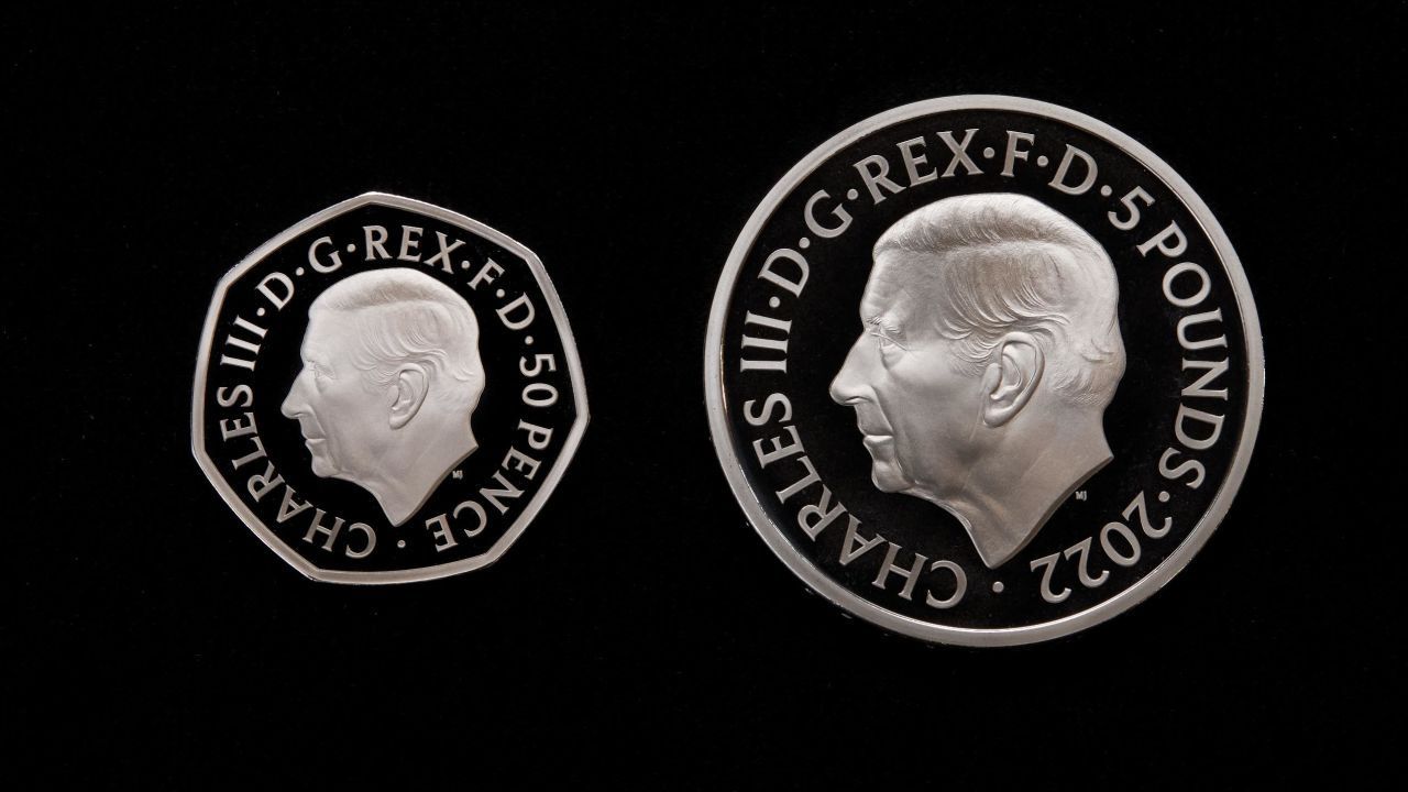 A efígie do rei aparecerá pela primeira vez em moedas comemorativas de 5 e 50 centavos. / Mark Eveleigh/Casa da Moeda Real Inglesa
