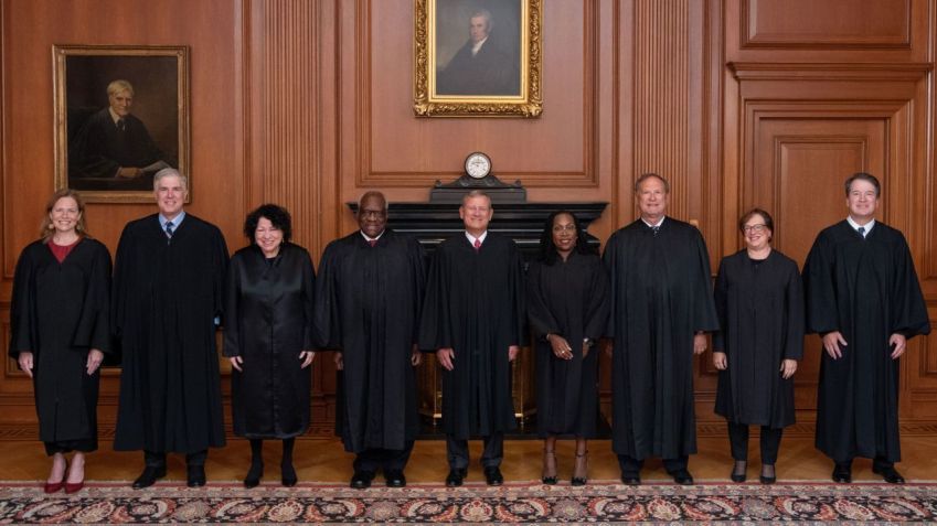 Ketanji Brown Jackson se junta ao resto dos juízes da Suprema Corte para uma foto na sexta-feira. Coleção da Suprema Corte dos Estados Unidos