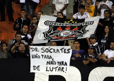 Faixa em apoio ao ex-jogador e ídolo Sócrates na torcida do Corinthians durante a partida contra o Flamengo, válida pelo Campeonato Brasileiro 2011, realizado no Pacaembu, zona oeste na capital paulista. Ná época, Sócrates estava internado em decorrência de uma hemorragia digestiva alta por causa de uma hipertensão no sistema porta-hepático, em consequência de complicação de uma cirrose.