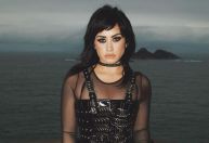 Demi Lovato revela que relação problemática com o pai atrapalhou sua vida amorosa