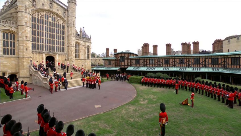 Caixão da rainha Elizabeth II na entrada da Capela de Saint George, no Castelo de Windsor, na Inglaterra. / CNN