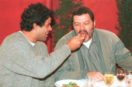 Os irmãos e ex-jogadores de futebol Raí (esq.) e Sócrates durante jantar comemorativo do aniversário de dois anos do restaurante italiano Spadachino, em São Paulo. O evento teve sua renda revertida para a Fundação Gol de Letra, ONG criada por Raí e pelo também ex-jogador Leonardo.