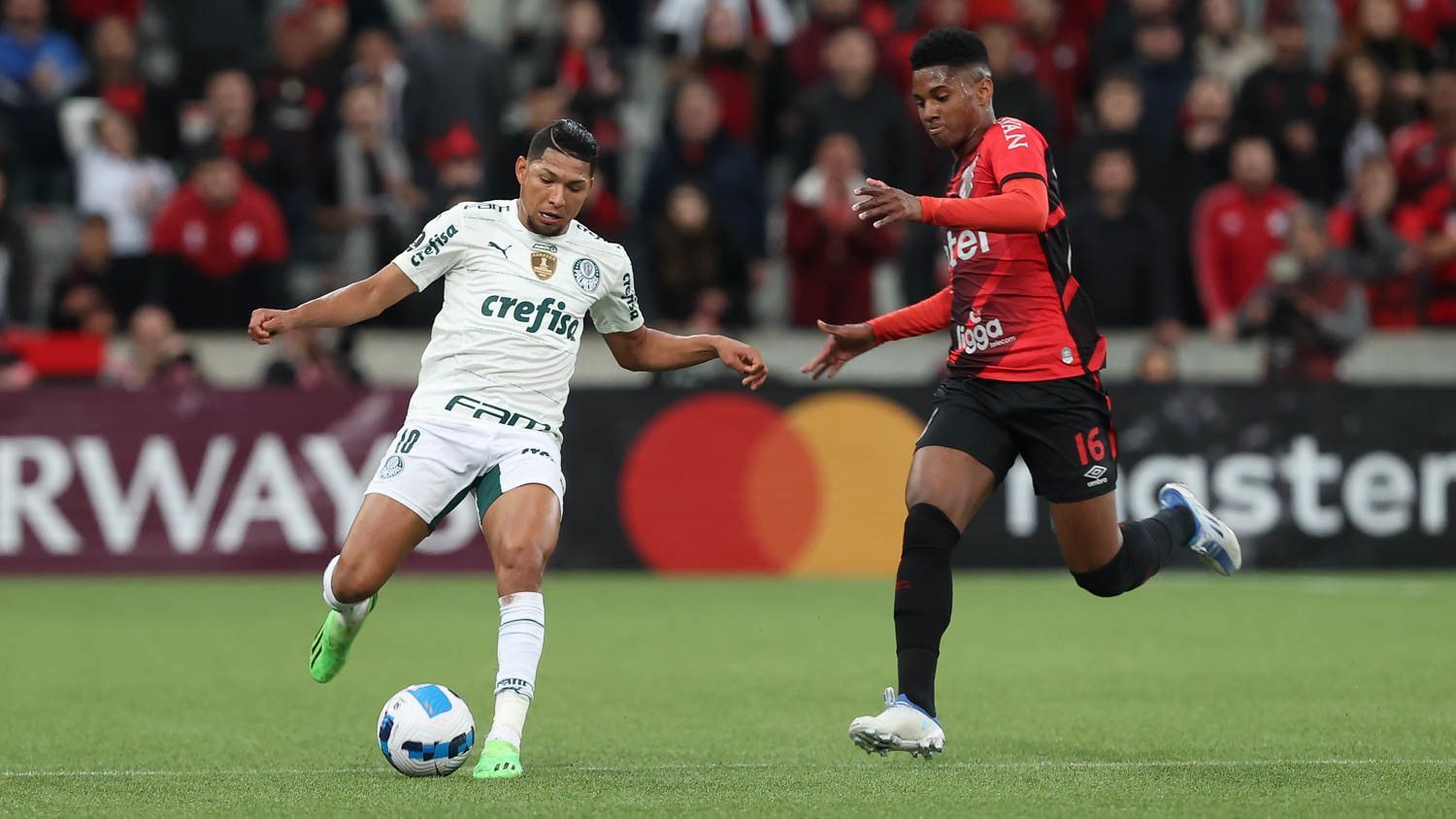 O jogador Rony, da SE Palmeiras, disputa bola com o jogador Abner, do Athletico Paranaense, durante partida válida pelas semifinais, partida de ida, da Copa Libertadores, na Arena da Baixada