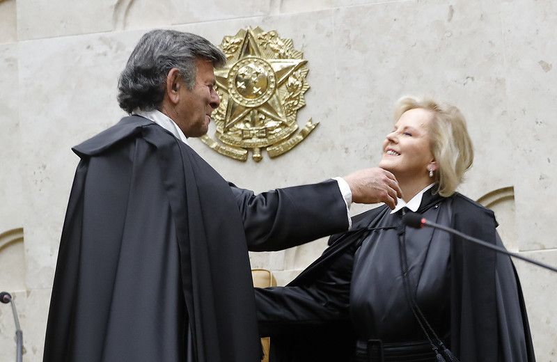 Em solenidade de posse da ministra Rosa Weber, o ex-presidente da Corte cumprimenta Weber / Fellipe Sampaio/SCO/STF