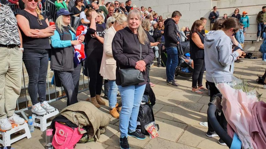 Assistindo o cortejo, Jan Gard, de 68 anos, disse à CNN que o funeral trouxe "uma onda de emoções" para ela. / Hafsa Khalil/CNN