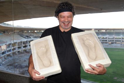 O ex-jogador de futebol Sócrates após colocar a marca de seus pés na Calçada da Fama do Maracanã, em abril de 2011.