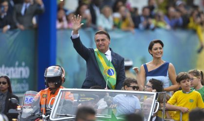 Traremos para as “quatro linhas da Constituição“ os que “ousam ficar fora delas”, diz Bolsonaro