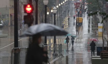 Frio e chuvisco "travam" temperatura em São Paulo nesta quinta-feira