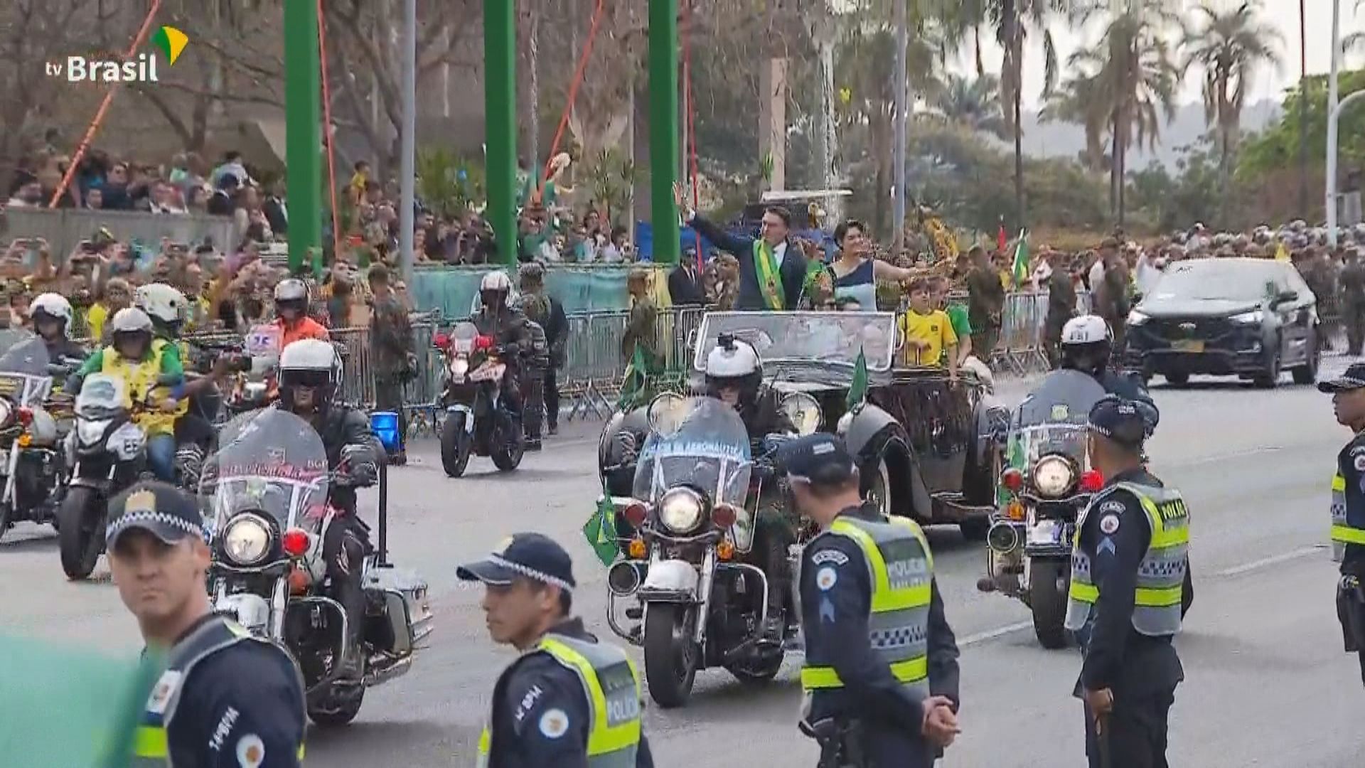 O presidente Jair Bolsonaro e a primeira-dama, Michelle Bolsonaro, participam do desfile do 7 de Setembro em Brasília