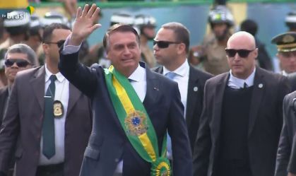 O presidente Jair Bolsonaro cumprimenta o público no desfile do 7 de Setembro, em Brasília